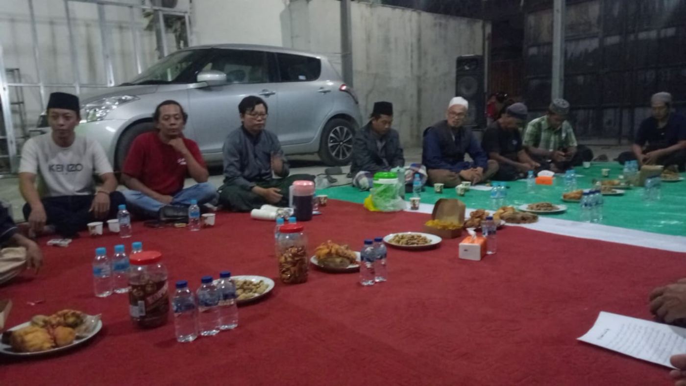 Dokumentasi kajian PCINU-TL: jamaah duduk melingkar